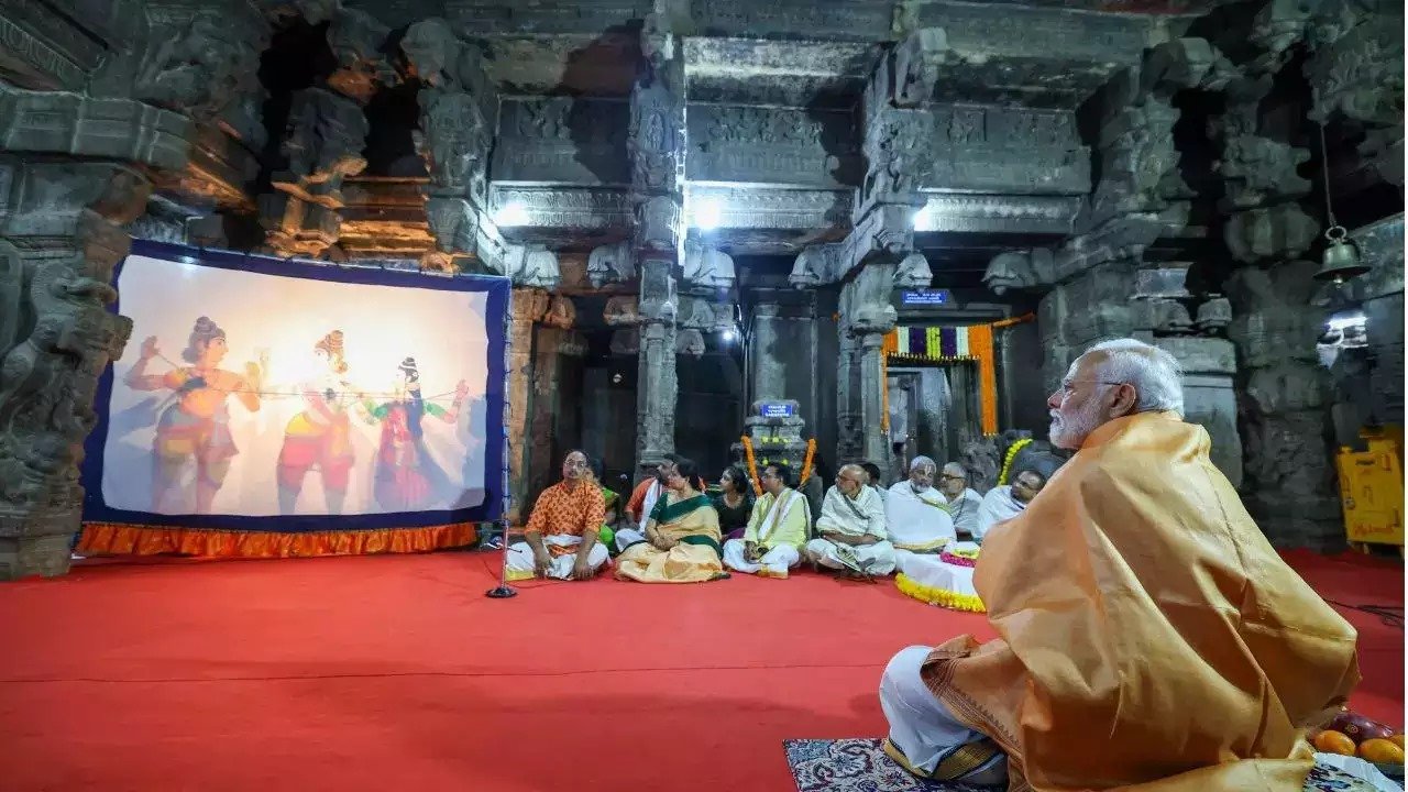 Modi Visits Lepakshi Temple
